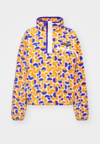 Fleece pullover in oranssi, keltainen ja violetti, jossa on geometrinen kuvio. Ominaisuuksiin kuuluu korkea kaulus, valkoinen nappilista ja etutasku vetoketjulla.