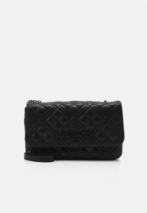 Czarna pikowana torebka na ramię z klapką i wytłoczonym logo „LOVE MOSCHINO” na przodzie, z łańcuszkiem i skórzanym paskiem.
