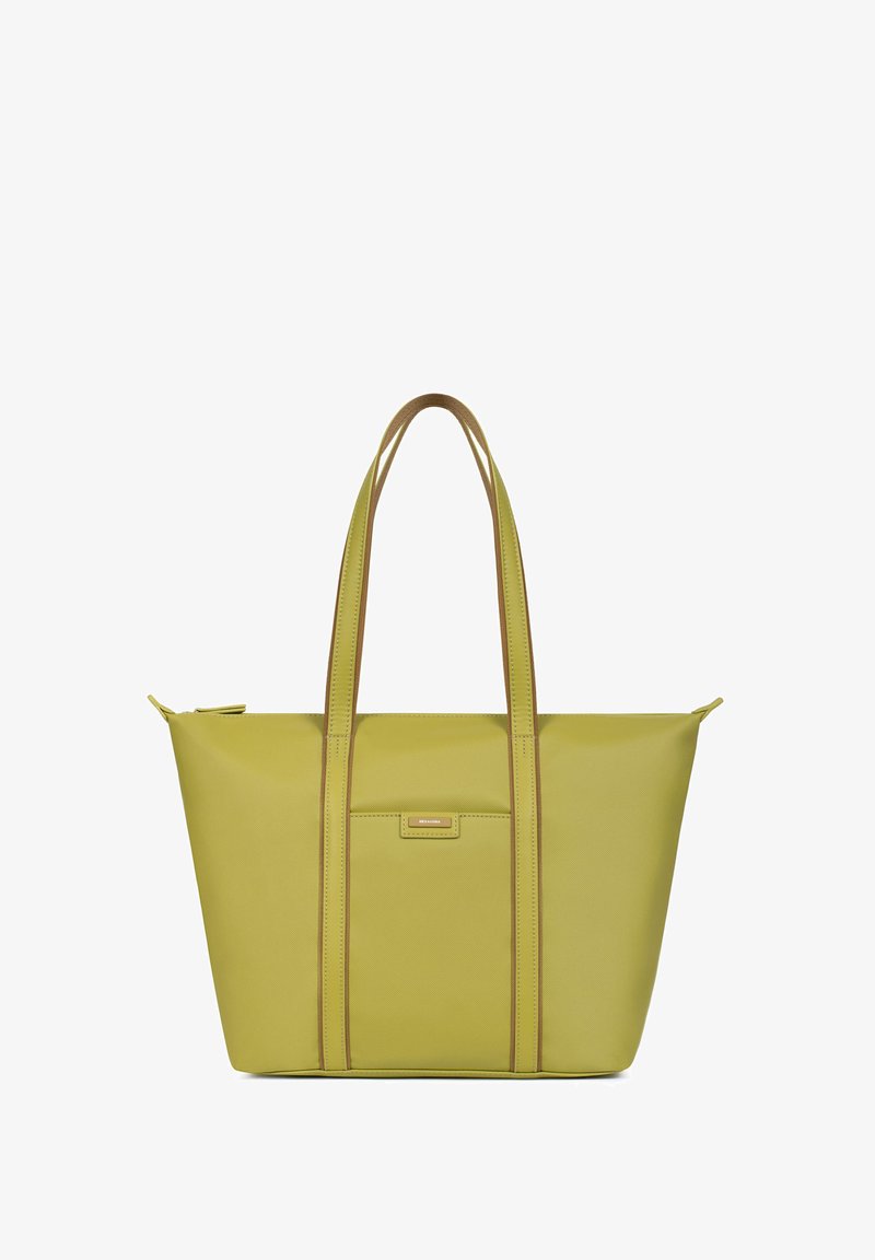 Sac fourre-tout vert avec deux poignées beige, fermeture éclair et une poche avant dotée d'une petite plaque logo. Fabriqué en matériau lisse et durable.