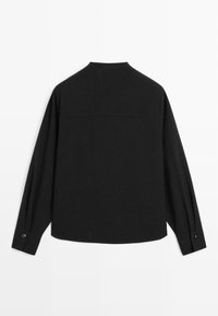 Camicia nera a maniche lunghe con colletto alto, dotata di orlo dritto, polsini con bottoni e tessuto liscio. Design minimalista senza fantasie.