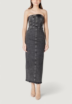 Abito maxi in denim nero con design senza spalline, busto aderente e silhouette dritta. Presenta cuciture ben visibili e un orlo grezzo.