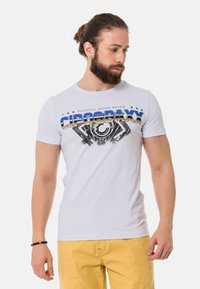 Weißes kurzärmliges T-Shirt mit einem Grafikdruck und blauen, gelben und schwarzen Akzenten. Weiches Material mit Rundhalsausschnitt.