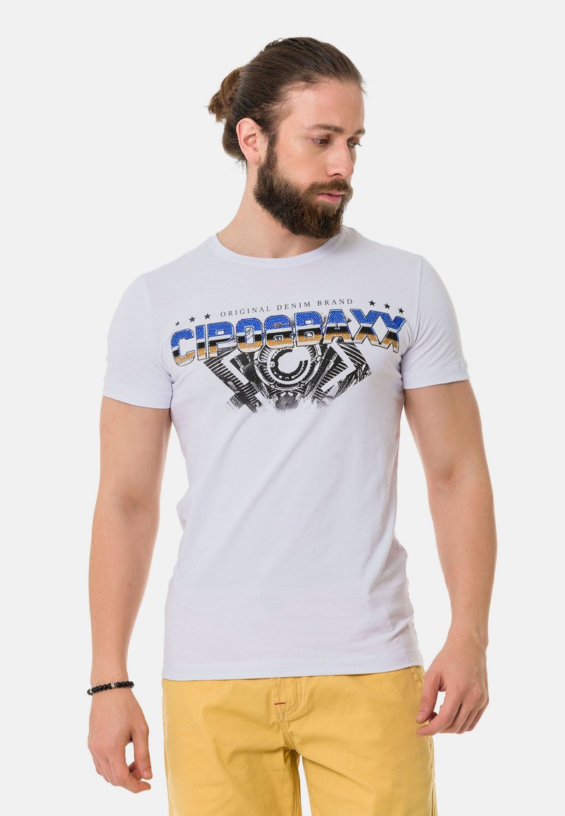 Weißes kurzärmliges T-Shirt mit einem Grafikdruck und blauen, gelben und schwarzen Akzenten. Weiches Material mit Rundhalsausschnitt.