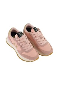 Rosa und beige Sneakers mit Schnürsenkeln, goldenen Akzenten, Gummi-Sohlen und schwarzen Zungenlabels mit der Aufschrift "MÄDCHEN LÄUFEN SCHNELLER".