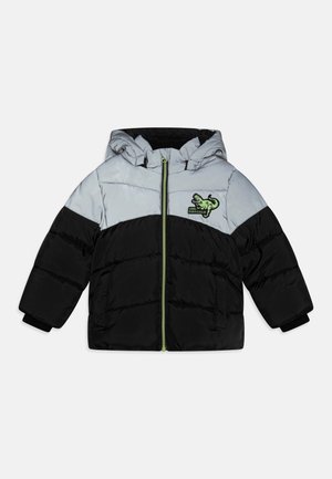 Puffjakke i svart og lys grå med hette. Har et dinosaurdesign, grønne detaljer og glidelås foran.