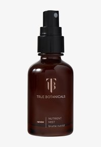 Bottiglia spray in vetro marrone con un beccuccio a pompa nero, con testo argentato per "TRUE BOTANICALS" e "NUTRIENT MIST" sul fronte.