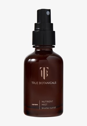 Bruine glazen sprayfles met een zwarte pompnozzle, voorzien van zilveren tekst voor "TRUE BOTANICALS" en "NUTRIENT MIST" op de voorkant.