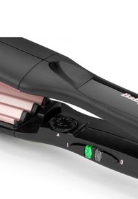 Schwarzer Lockenstab mit rosa Keramikplatten, einer strukturierten Grifffläche, einem Temperaturregler und Anzeigeleuchten; kompaktes Design mit klaren Kanten.