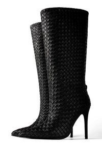 Juodos iki kelių siekiančios botai, pagaminti iš pynimo odos, su smailiu nosiu ir stiletto kulnu. Lygus paviršius, be siūlių ir matomų metalinių detalių.