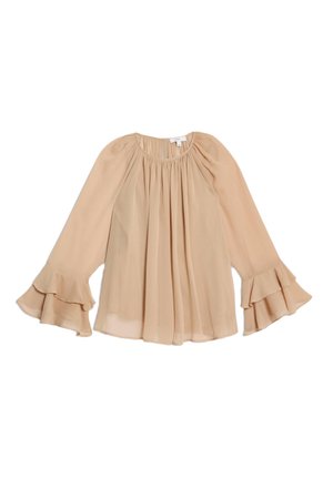 Beige chiffon blouse met lange mouwen, voorzien van een geplooide halslijn en uitlopende ruches aan de mouwen. Zachte textuur en vloeiend ontwerp.