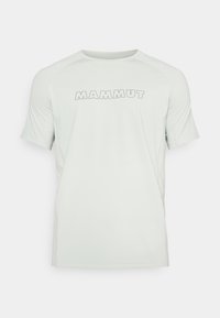 Jasnozielona koszulka z krótkim rękawem i okrągłym dekoltem, z dużym logo "MAMMUT" w szarym kolorze na przodzie, wykonana z miękkiego, oddychającego materiału.