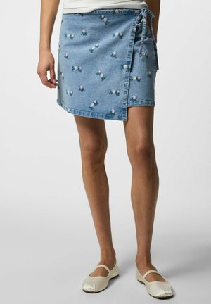 Pieces MINI SKIRT PCFLORA MW WRAP EMBROIDERY - Wickelrock - light blue denim