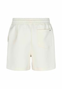 Pantaloni scurți cu talie elastică albă, cu buzunar în spate, având un mic detaliu cusut în roșu și albastru, prezentat pe un fundal alb simplu.