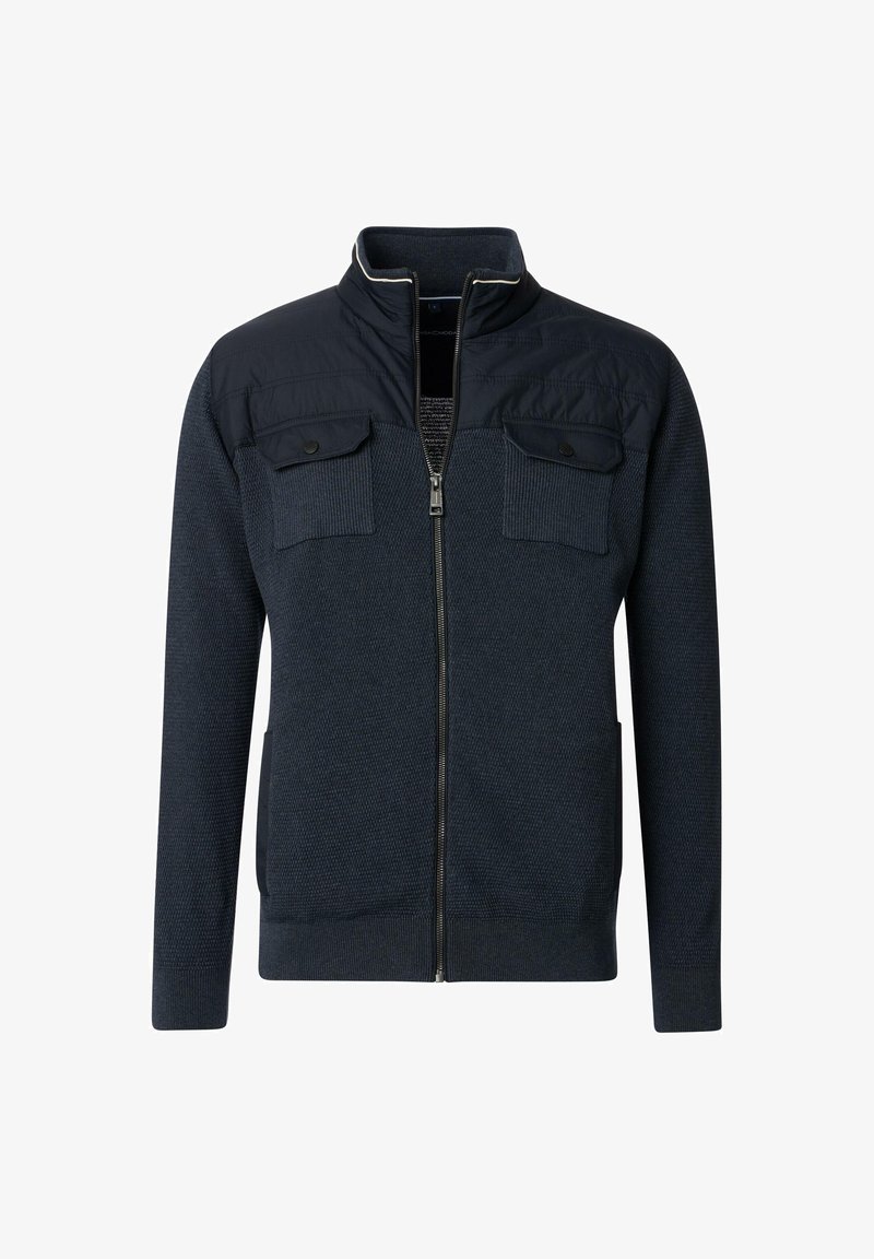 Marineblaue Zip-Jacke mit strukturiertem Oberteil, flachem Strickkragen, zwei Brusttaschen mit Klappen und kontrastierendem Paneeldesign.