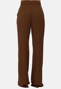 Pantaloni a gamba larga marroni in tessuto morbido, con vita alta e tasche laterali. Il design presenta linee pulite e uno stile minimalista.