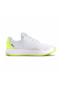 Zapatilla deportiva blanca con una parte superior de malla ligera, acentos verde brillante en el talón y la suela, y una entresuela blanca texturizada.