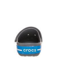 Sorte gummiklør med et blått og hvitt stripet bånd; ordet "crocs" er tydelig vist på bakhælen.