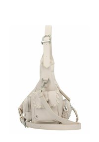 Bolso de cuero beige con acentos trenzados, herrajes plateados, múltiples bolsillos con cremallera y una correa ajustable. Presenta una forma triangular única.