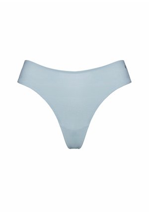 Jasnoniebieskie damskie stringi bezszwowe z gładkiego materiału i delikatnym przeszyciem na krawędziach, przedstawione płasko na białym tle.