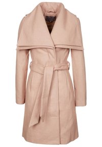 Rosa ullkappa med vida slag, skärp i midjan och rak skärning. Har två sidofickor och mjuk textur.