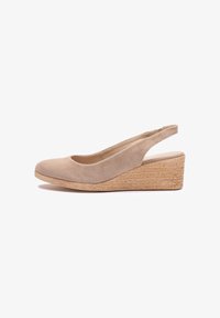 Zapato cuña de ante beige con tira trasera, punta cerrada y tacón plataforma de esparto trenzado sobre fondo blanco.