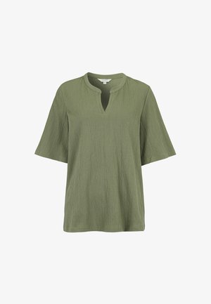 Oliivinvihreä teksturoitu lyhythihainen pusero, jossa on rento istuvuus ja pyöreä V-pääntie, jossa pieni lovi.