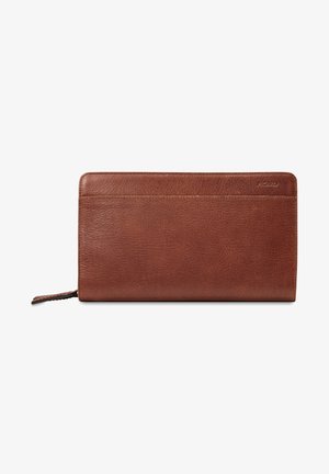 Bruine leren portefeuille met een gladde textuur, slank rechthoekig ontwerp en subtiele branding aan de voorkant. Inclusief ritstrekkertje.