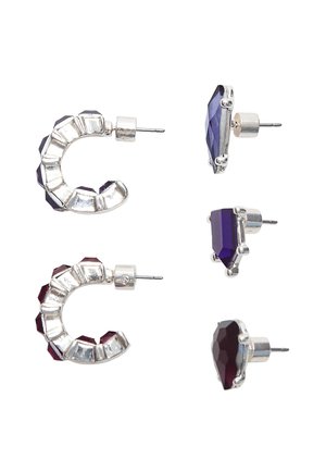 Deux ensembles de boucles d'oreilles mettant en avant des pierres facettées violettes et rouges. Un ensemble a un design incurvé avec une finition métallique, tandis que l'autre a une forme géométrique.