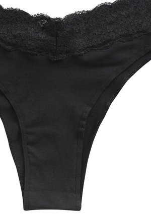 Schwarzer String aus weichem Stoff mit einem Bund aus floraler Spitze, glatter Textur und genähten Kanten.