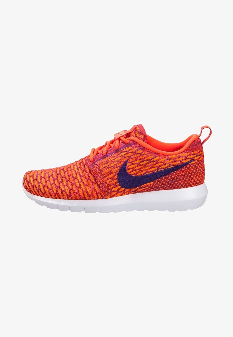 Chaussure de course tricotée orange et violette avec une semelle blanche et le logo Nike swoosh sur le côté, vue de l'extérieur.