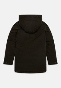 Tmavě zelená parka s kapucí, s hladkým povrchem, nastavitelnými manžetami a bez viditelného brandingu či vzorů.