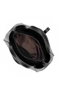 Bolso de mano de cuero negro con cierre de cremallera, el interior cuenta con un forro marrón suave y un bolsillo interior. Diseño estructurado con una asa superior.