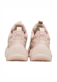 Baskets roses avec un dessus en maille et synthétique, col rembourré et semelle en caoutchouc. Caractéristiques : logo à l'arrière et languettes en nylon pour un enfilage facile.