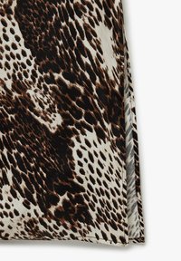Leopardenmusterstoff in erdigen Brauntönen und Weiß, mit einer glatten Textur und einem leichten Glanz. Verfügt über eine saubere, genähte Kante.