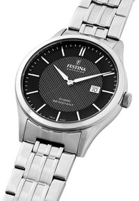 Montre en acier inoxydable avec un cadran noir texturé, des index argentés et un affichage de la date. Bracelet de style gourmette avec des maillons polissants et une fermeture sécurisée.