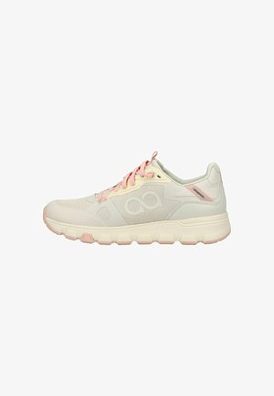 Zapatilla de deporte en color beige claro con cordones rosas, lados de malla texturizada, suela de goma duradera y etiqueta de "IMPERMEABLE" cerca del talón.