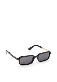 Sorte rektangulære solbriller med mørke linser og gyldne detaljer på stængerne, vist på en hvid baggrund.