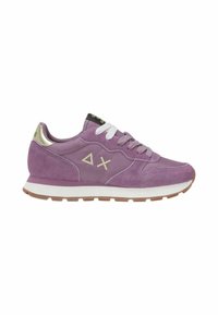 Sneakers in suede viola con lacci bianchi, dettagli in oro e una suola intermedia bianca imbottita. Presentano un logo geometrico sul lato e una linguetta sul tallone nera.