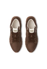 Sneaker in suede marrone con finitura texturizzata, dotati di chiusura con lacci, logo bianco sulla linguetta e suola in gomma marrone.