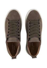 Sneaker in suede marrone con design a lacci, punta arrotondata e suola in gomma bianca a contrasto. Presenta un branding minimale sulla linguetta.