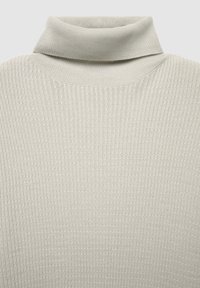 Maglione a collo alto grigio chiaro a coste con un motivo a maglia testurizzato e colletto piegato. Tessuto morbido con una vestibilità aderente.