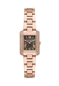 Montre rectangulaire Michael Kors avec un bracelet en m�étal doré rose, des accents en cristal entourant le cadran, et un cadran en nacre verte foncée.