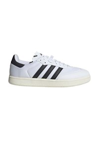 Białe sneakersy z trzema czarnymi paskami, sznurowane, z teksturowaną gumową podeszwą i wyściełanym kołnierzem, wykonane z materiałów canvas i syntetycznych.