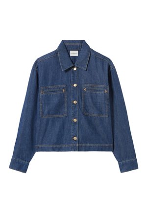 Chaqueta de mezclilla, azul oscuro, diseño corto, cierre de botones, dos bolsillos frontales con solapas, detalles de costura, cuello clásico, mangas largas.