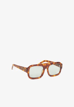 Prostokątne okulary przeciwsłoneczne w wzór muszli żółwia z grubymi oprawkami i lekko przyciemnionymi soczewkami, nachylone w prawo na białym tle.