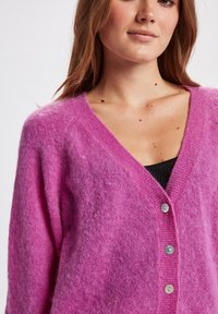 Nümph RIETTE V-NECK - Jopica - vibrant orchid