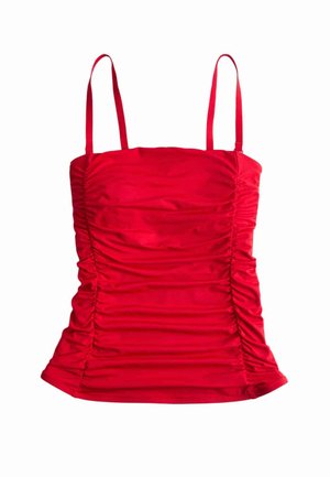 Červený nátělník s řasením, tenkými nastavitelnými ramínky a přiléhavým střihem na bílém pozadí.