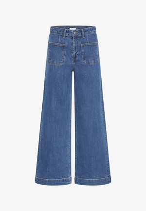 Jeans denim blu a gamba larga con vita alta, bottoni e cerniera frontali, due grandi tasche quadrate frontali e cuciture a contrasto.