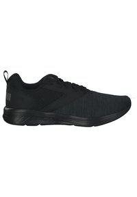 Baskets de sport basses noires avec dessus en mesh et tissu, fermeture à lacets et semelle rembourrée conçues pour la course ou un usage quotidien.