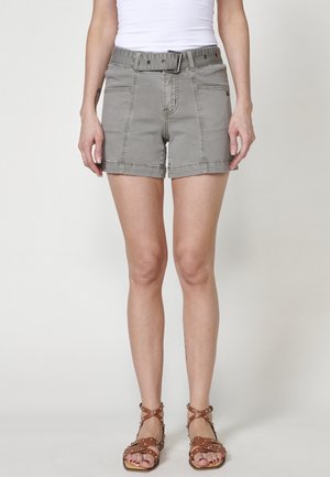 Shorts en denim gris avec une large taille, des passants de ceinture et une boucle de ceinture à l'avant. Forme ajustée avec des coutures visibles.
